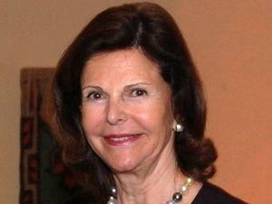 Королева Швеції тікаючи від фотографа пошкодила ногу Королева Швеції тікаючи від фотографа пошкодила ногу