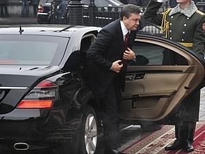 Янукович прибыл в парламент Янукович прибыл в парламент