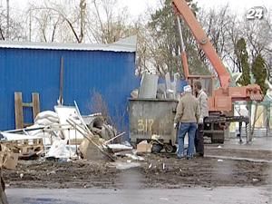 На Дарницком рынке демонтируют МАФы На Дарницком рынке демонтируют МАФы