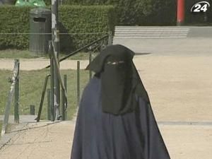 Во Франции вступает в силу закон, запрещающий носить паранджу