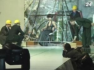 У Києві майстри-перукарі створили семиметрову зачіску У Києві майстри-перукарі створили семиметрову зачіску