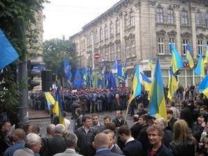 Януковича у Львові зустріли пікетом
