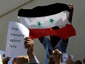 Тисячі людей зібралися на похорони убитих демонстрантів в Сирії