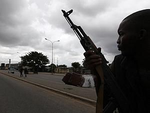 Кот-д'Ивуар: улицы Абиджана патрулируют люди Уаттара 