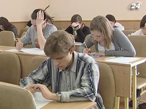 Третина українських студентів дає хабарі викладачам