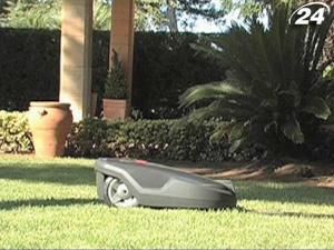 Робот-газонокосарка після виконаної роботи надішле господарю СМС з детальним звітом Робот-газонокосарка після виконаної роботи надішле господарю СМС з детальним звітом