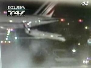 Аэробус А-380 задел крылом меньший самолет после посадки