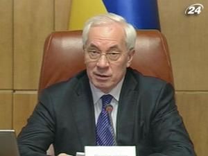 Азаров: Треба брати лопату і годувати свою сім’ю