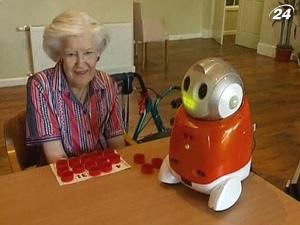 Жителей пансионата для пожилых людей развлекают роботы