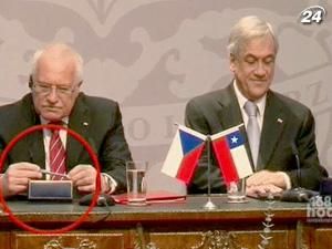 Чехи инициируют сбор ручек для своего Президента-клептомана