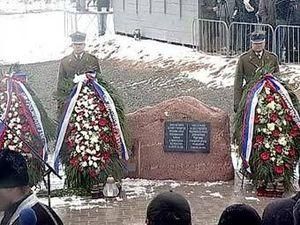 Полякам отдали старую табличку с места гибели Качиньского