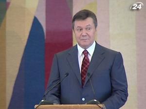 Янукович раздал награды и гранты одаренной молодежи