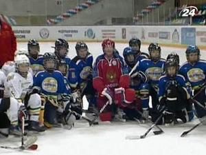 Путін взяв участь в тренуванні юніорської хокейної команди Путін взяв участь в тренуванні юніорської хокейної команди