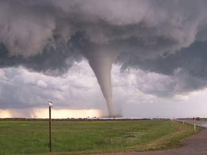 Жертвами торнадо в США стали щонайменше 26 осіб Жертвами торнадо в США стали щонайменше 26 осіб