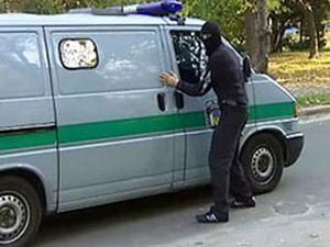 Из автомобиля инкассаторов в Киеве украли 5 миллионов Из автомобиля инкассаторов в Киеве украли 5 миллионов