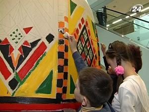 У Чернівцях розмалювали найбільшу писанку У Чернівцях розмалювали найбільшу писанку