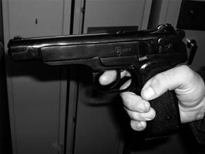 На Кировоградщине пьяный мужчина прострелил ногу 17-летней девушке На Кировоградщине пьяный мужчина прострелил ногу 17-летней девушке