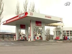 Чоловіки у масках з автоматом увірвались на автозаправку Чоловіки у масках з автоматом увірвались на автозаправку