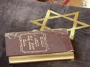 На протяжении восьми дней иудеи празднуют Песах На протяжении восьми дней иудеи празднуют Песах