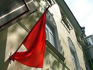 Партия регионов позитивно оценивает красные флаги на улицах Партия регионов позитивно оценивает красные флаги на улицах