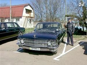 Черниговские гаишники покатали школьников на ретро автомобилях Черниговские гаишники покатали школьников на ретро автомобилях