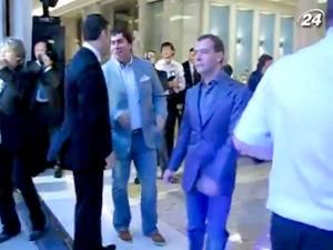 Медведев заплясал под "American boy" Медведев заплясал под "American boy"