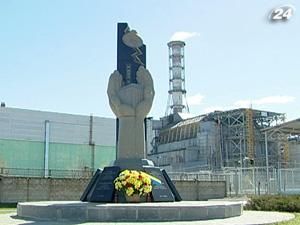 Янукович показав, куди підуть зібрані на Чорнобиль кошти Янукович показав, куди підуть зібрані на Чорнобиль кошти