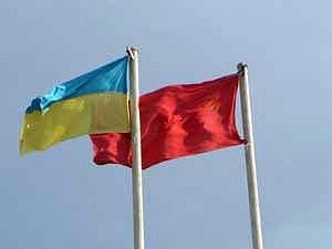 Парламент принял решение поднимать красные флаги рядом с государственными Парламент принял решение поднимать красные флаги рядом с государственными