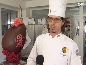 Ужгородский кондитер создал шоколадное яйцо с восточными мотивами 