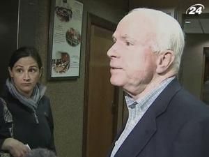 Сенатор Джон Маккейн прибыл с визитом в Бенгази Сенатор Джон Маккейн прибыл с визитом в Бенгази