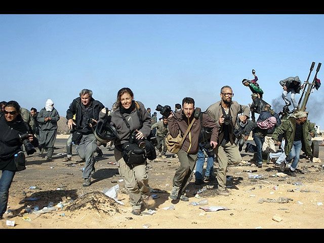 Робота під вогнем. Підбірка ілюстрацій, які висвітлюють роботу кореспондентів у гарячих точках Робота під вогнем. Підбірка ілюстрацій, які висвітлюють роботу кореспондентів у гарячих точках