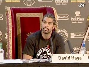 Девід Хей тренуватиметься між фотографіями Кличка-молодшого Девід Хей тренуватиметься між фотографіями Кличка-молодшого