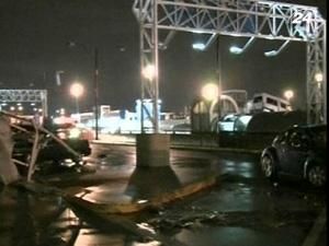 Торнадо сорвал крышу с аэропорта в Сент-Луисе Торнадо сорвал крышу с аэропорта в Сент-Луисе