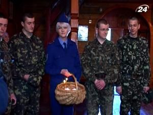 Вінниця: солдати-строковики разом з усіма вірянами несуть святити паску
