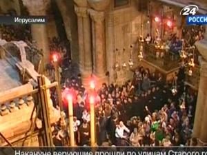 Благодатний вогонь зійшов в храмі Гробу Господнього в Єрусалимі Благодатний вогонь зійшов в храмі Гробу Господнього в Єрусалимі