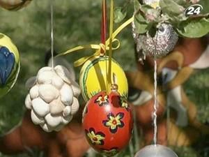 В Германии пасхальными яйцами украсили яблоню