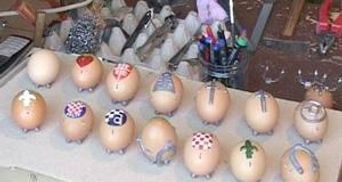 В Боснии мастера украшают пасхальные яйца металлами