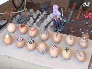 В Боснии мастера украшают пасхальные яйца металлами