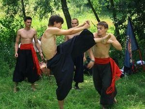 На запорожской Хортице демонстрируют мастерство казацкого боя На запорожской Хортице демонстрируют мастерство казацкого боя