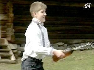 Украинцы празднуют Пасхальный, или "обливной", понедельник Украинцы празднуют Пасхальный, или "обливной", понедельник