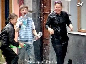 У Львові у післявеликодній понеділок обливають водою У Львові у післявеликодній понеділок обливають водою