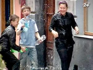 Во Львове в послепасхальный понедельник обливают водой