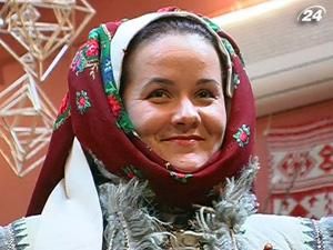 Івано-Франківськ: юнак володіє технікою пов'язування давніх головних уборів Івано-Франківськ: юнак володіє технікою пов'язування давніх головних уборів