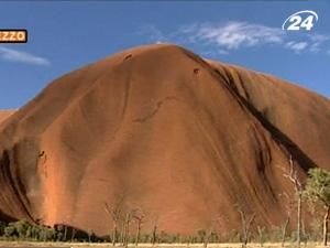 Айєрс-Рок - це велетенська червона скеля Айєрс-Рок - це велетенська червона скеля