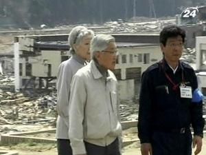 Імператор Японії відвідав постраждалих внаслідок катастрофи