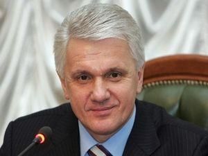 Янукович нагородив Литвина орденом Янукович нагородив Литвина орденом