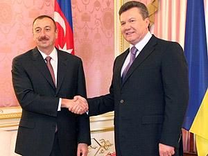 Янукович поручил создать в Баку УКЦ