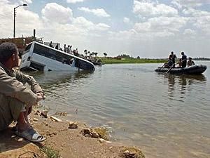Египет: в результате падения автобуса в Нил 22 человека погибли 