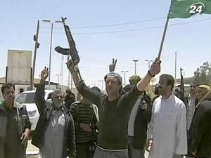 Тунисцы отбили свой город у ливийской армии Тунисцы отбили свой город у ливийской армии