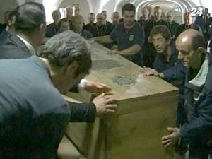 Гроб с телом Иоанна Павла II вынесли из склепа Гроб с телом Иоанна Павла II вынесли из склепа